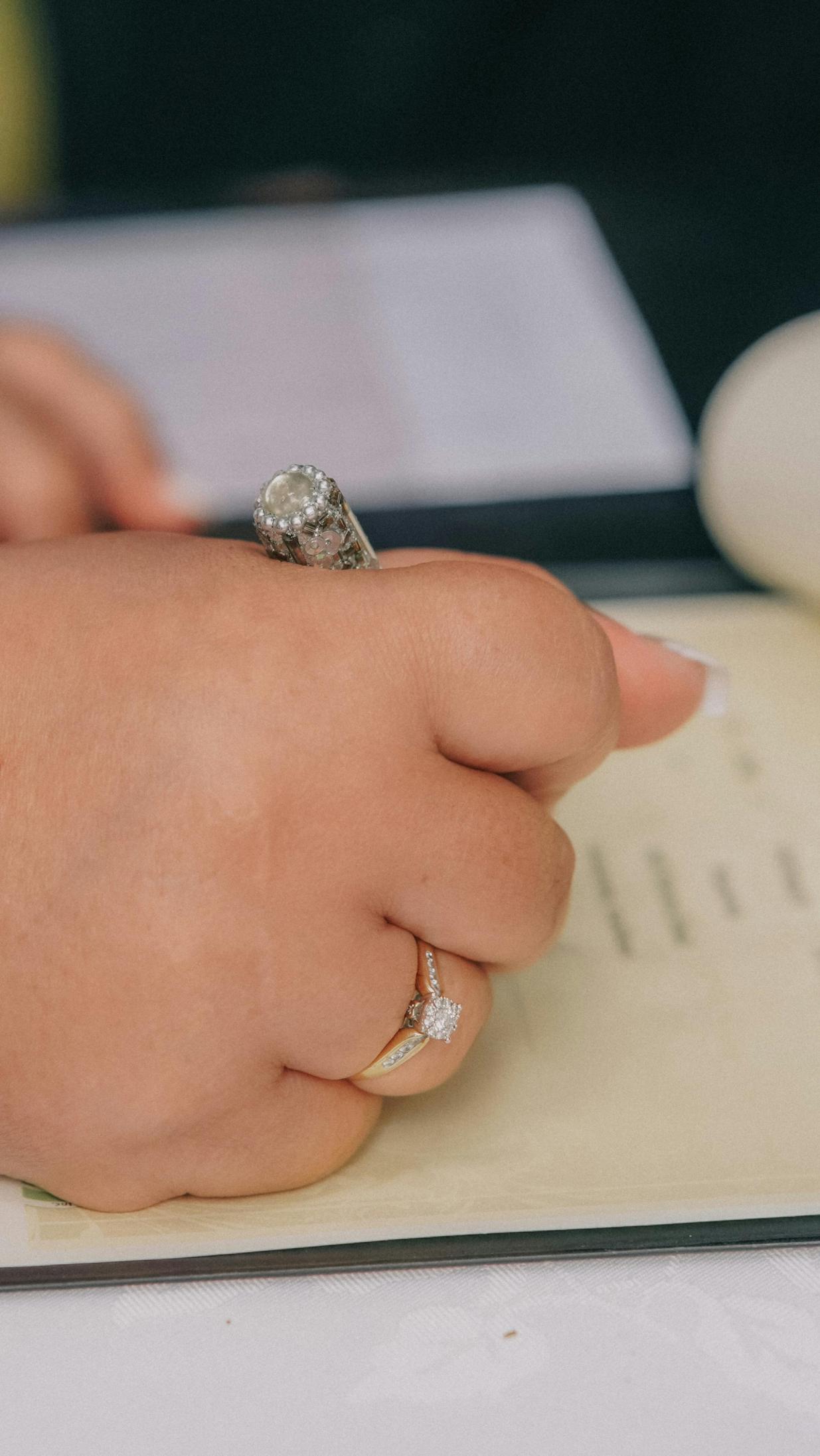 etiqueta del anillo de boda