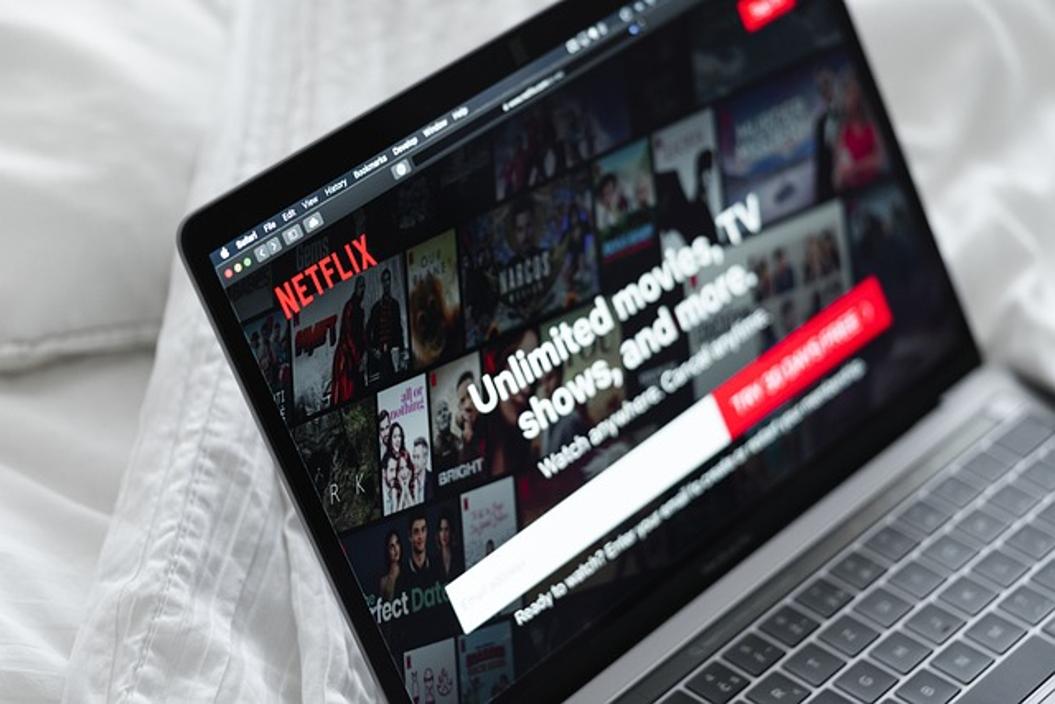 segundo monitor de escritorio parpadea con pantalla negra con Netflix